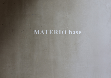 ▲下地となる壁面の色はグレーのモルタル ▲下地となる壁面の色はグレーのモルタル